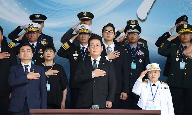 South Korean President Lee Jae Myung, center, pledges allegiance to the country's flag during a ceremony to mark the 77th Armed Forces Day in Gyeryong, South Chungcheong, on Oct. 1. [JOINT PRESS CORPS]