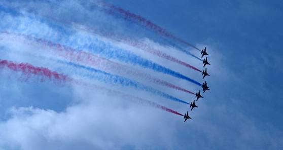 The Black Eagles, the South Korean Air Force's official aerobatic flight demonstration team, perform a flyover in Gyeryong, South Chungcheong, on Oct. 1. [JOINT PRESS CORPS]