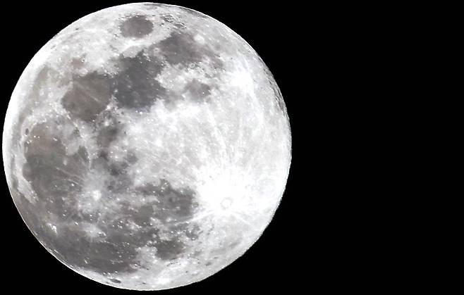 The first full moon of the lunar new year rises over the cluster of buildings in Jongno District, central Seoul on Feb. 12. [NEWS1]