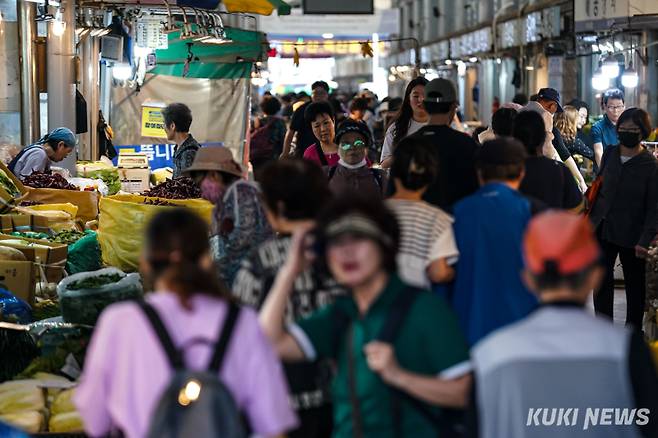 1일 서울 동대문구 경동시장에서 시민들이 장을 보고 있다. 유희태 기자