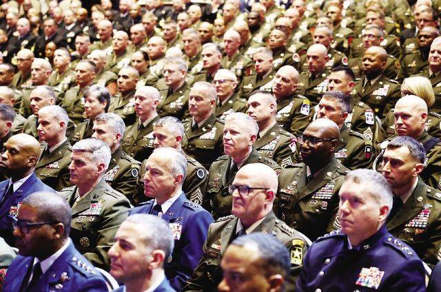 미군 장성들이 지난 30일(현지시간) 버지니아주 콴티코 해병대 기지에서 열린 전군 지휘관 회의에 참석해 도널드 트럼프 대통령의 연설을 듣고 있다. 로이터연합뉴스