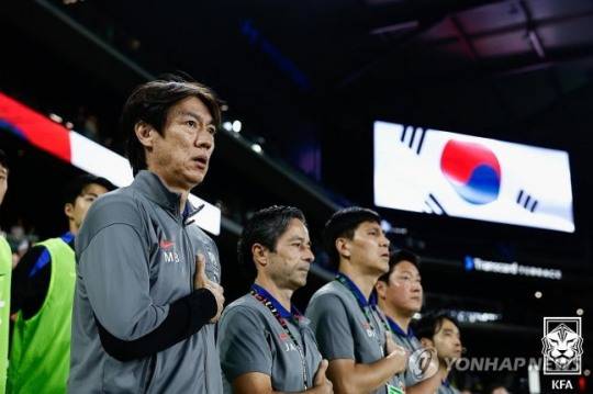 국민의례하는 홍명보 감독 / 사진=연합뉴스