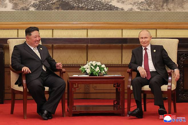 김정은, 푸틴과 회담  
 (평양 조선중앙통신=연합뉴스) 북한의 조선중앙통신은 전승절 80주년 열병식에 참석 하기위해 중국을 방문한 김정은 북한 국무위원장과 블라디미르 푸틴 러시아 대통령이 3일 베이징 댜오위타이 국빈관에서 회담을 가졌다고 4일 보도했다.2025.9.4 
    [국내에서만 사용가능. 재배포 금지. For Use Only in the Republic of Korea. No Redistribution]
    nkphoto@yna.co.kr
(끝)


<저작권자(c) 연합뉴스, 무단 전재-재배포, AI 학습 및 활용 금지>