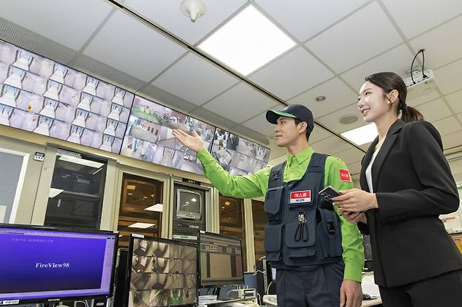 에스원 직원이 호텔 상황실에서 CCTV 운영 현황을 안내하고 있다. [사진제공=에스원]