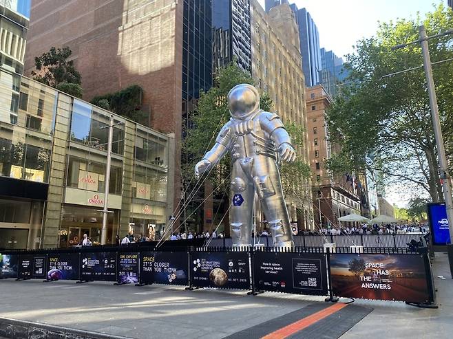 호주 시드니 시내에 설치된 우주 비행사 조형물. [사진=고재원 기자]
