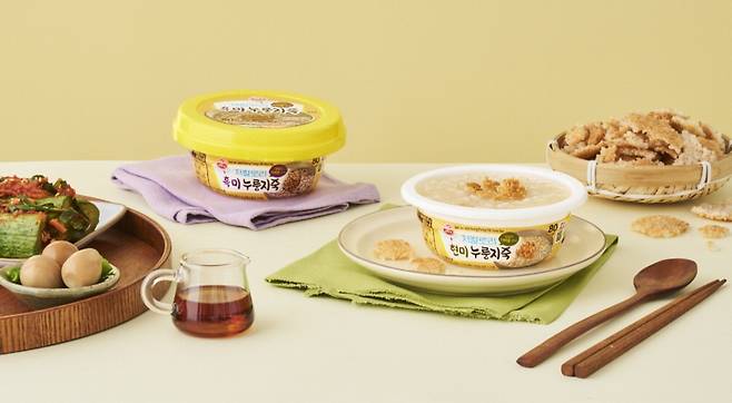 오뚜기 라이트앤조이(LIGHT&JOY)의 '저칼로리 현미누룽지죽·흑미누룽지죽'.