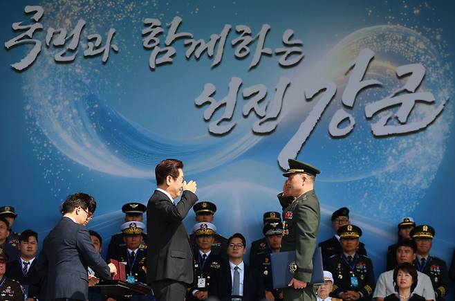 이재명 대통령이 1일 충남 계룡대 대연병장에서 열린 건군 77주년 국군의 날 기념행사에서 박정훈 해병 대령에게 훈장 수여 후 경례를 받고 있다. [사진 연합뉴스]