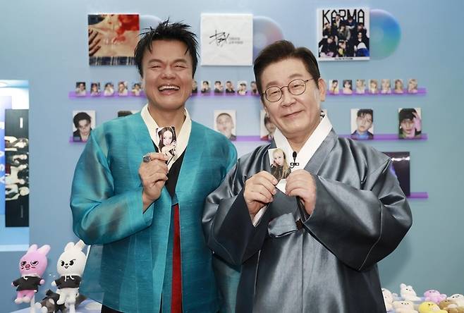 이재명 대통령과 박진영 대중문화교류위원회 공동위원장. 사진ㅣ연합뉴스