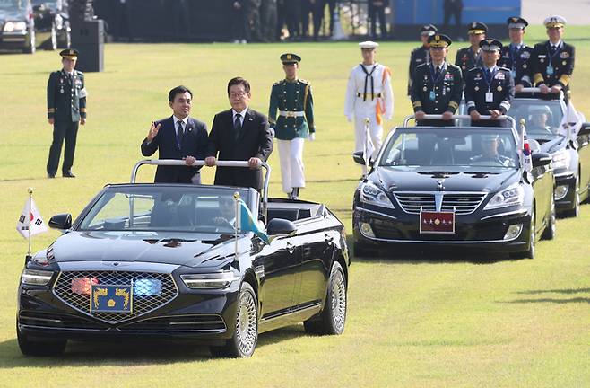 이재명 대통령이 1일 충남 계룡대 대연병장에서 열린 건군 77주년 국군의 날 기념행사에서 열병차량에 탑승해 있다. 왼쪽은 안규백 국방부 장관 [김호영기자]