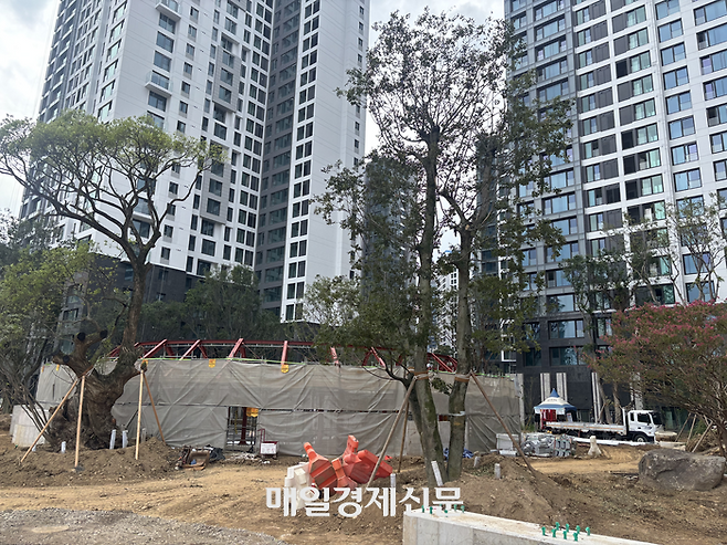 송파구 신천동에 위치한 ‘잠실 래미안아이파크(잠실진주재건축아파트)’ 공사 현장. [백지연 기자]