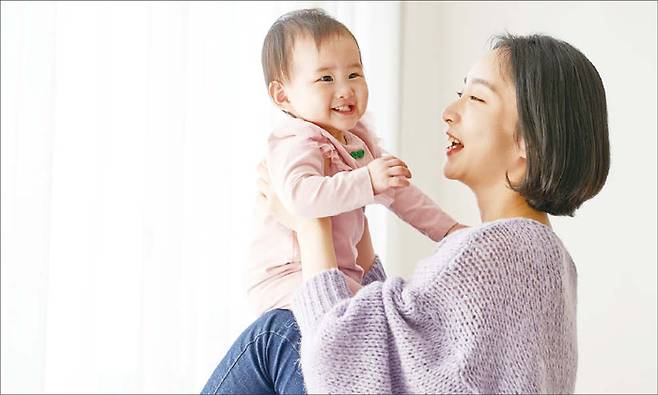 엄마와 아기의 ‘정서 조율’. 유한한 존재인 인간만 ‘자아’를 가질 수 있다. 출생 후, 아기는 엄마와의 정서적 상호작용, 즉 ‘정서의 교차편집’을 통해 자아를 형성한다. 인공지능(AI)에는 불가능한 경험이다. (게티이미지뱅크 제공)