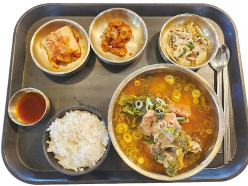 올해  ‘휴게소 음식 페스타’ 대상을 받은 용인 성산한돈 뼈해장국. 국물 첫 숟갈을 뜨자 짠맛보다 깊은 감칠맛이 먼저 느껴진다. (조동현 기자)