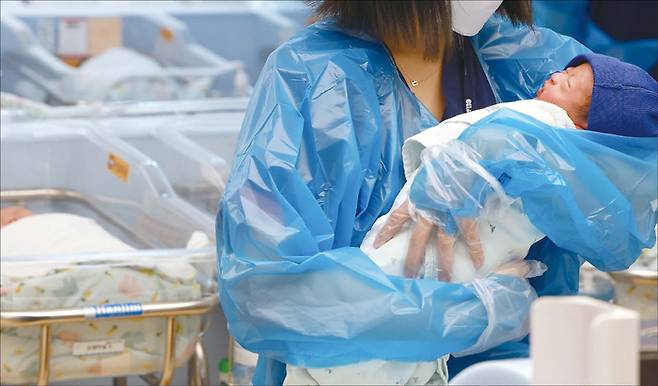 정부 출산 육아 지원 확대에 힘입은 결과인지, 지난해 7월 이후 출산율이 12개월 연속 증가하는 상승세를 보이는 중이다. (연합뉴스)