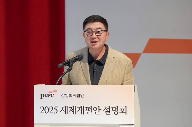 이중현 삼일PwC 세무자문 대표가 설명회 참석자들에게 인사말을 전하고 있다.