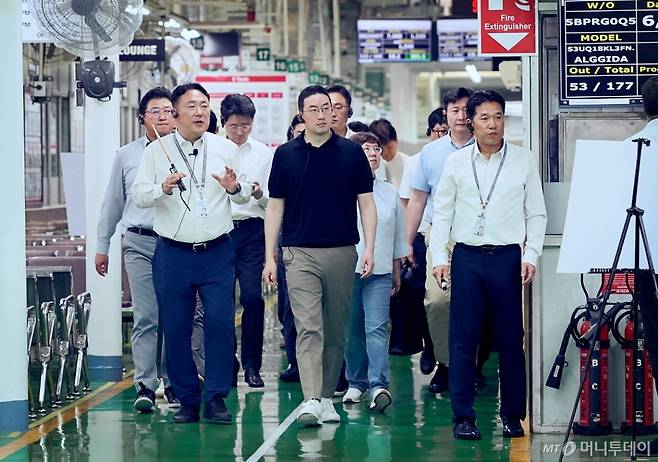 (서울=뉴스1) = LG는 구광모 대표가 지난달 24일부터 인도 벵갈루루와 뉴델리, 아랍에미리트 두바이 방문해 미래전략을 점검했다고 4일 밝혔다.  구광모 LG 대표가 인도 뉴델리에 위치한 LG전자 노이다 생산공장에서 생산라인을 살펴보고 있다. (LG 제공. 재판매 및 DB 금지) 2025.3.4/뉴스1  Copyright (C) 뉴스1. All rights reserved. 무단 전재 및 재배포,  AI학습 이용 금지. /사진=(서울=뉴스1)