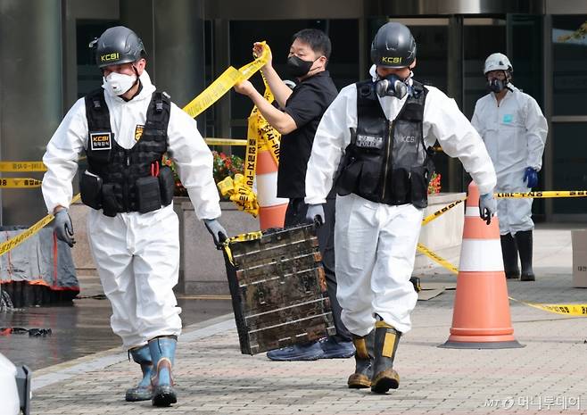 (대전=뉴스1) 김기태 기자 = 30일 오전 대전 국가정보자원관리원 화재 4일차 합동감식이 시작된 가운데, 합동감식반이 화재 현장에서 반출한 리튬이온 배터리를 운반하고 있다. 2025.9.30/뉴스1 /사진=(대전=뉴스1) 김기태 기자