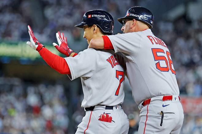 보스턴 레드삭스가 뉴욕 양키스와의 와일드카드 1차전에서 대타 요시다 마사타카의 역전 적시타로 승리를 챙겼다. 사진은 1일(한국시각) 미국 뉴욕 양키스타디움에서 열린 뉴욕 양키스와의 아메리칸리그 와일드카드 시리즈 1차전에서 역전 적시타를 친 요시다(왼쪽)의 모습. /사진=로이터