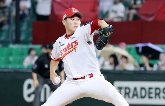 SSG랜더스 최민준이 과거 호투를 펼쳤던 한화를 상대로 시즌 첫 선발승에 도전한다. 사진은 SSG에서 활약 중인 최민준의 모습. /사진=스타뉴스