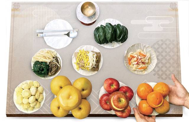 성균관의례정립위원회가 지난 2022년 서울 중구 한국프레스센터에서 ‘대국민 차례 간소화 기자회견’을 갖고 제시한 간소화된 차례상 예시. 뉴시스 게티이미지뱅크