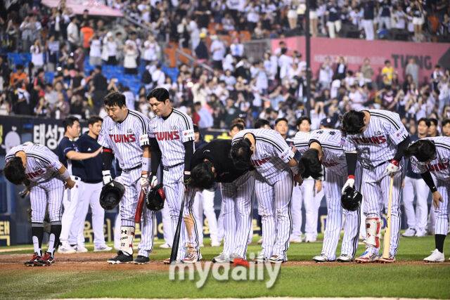 30일 서울 잠실야구장에서 열린 '2025 신한 SOL BANK KBO리그' 두산 베어스와 LG 트윈스 경기.LG가 6-0으로 두산에 패한 뒤 팬에게 인사를 하고 있다.