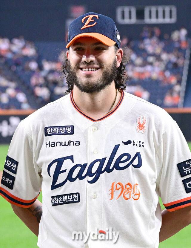 2025년 9월 26일 오후 대전 한화생명 볼파크에서 열린 '2025 신한 SOL뱅크 KBO 리그' LG 트윈스와 한화 이글스의 경기 한화 폰세가 226K 단일시즌 최다 탈삼진 수상을 한 뒤 기뻐하고 있다./마이데일리