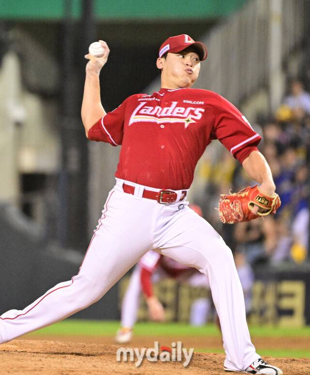 7일 오후 서울 잠실야구장에서 진행된 '2025 신한 SOL뱅크 KBO 리그' SSG-LG의 경기. SSG 조병현이 9회말 구원 등판해 역투를 펼치고 있다./마이데일리