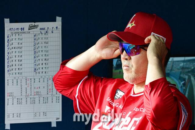 7일 오후 서울 잠실야구장에서 진행된 '2025 신한 SOL뱅크 KBO 리그' SSG-LG의 경기. SSG 이숭용 감독이 경기를 지켜보고 있다./마이데일리