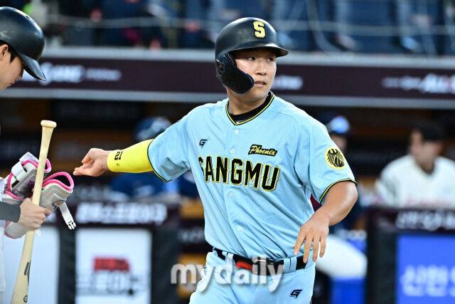 11일 대전 한화생명 볼파크 야구장에서 열린 2025 신한 SOL뱅크 KBO 올스타 프라이데이' 남부 올스타(상무·KT·삼성·NC·롯데·KIA) - 북부 올스타(한화·SSG·LG·두산·고양 히어로즈) 경기. 남부 류현인(상무)이 4회초 2사 2루에 볼넷 출루하고 있다./마이데일리