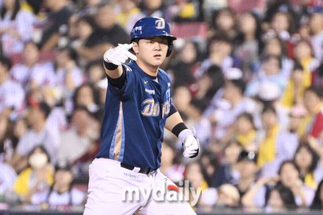 1일 서울 잠실야구장에서 열린 '2025 신한 SOL BANK KBO리그' NC 다이노스와 LG 트윈스 경기.NC 김형준이 4회초 1사 만루에 2타점 적시타를 친 후 기뻐하고 있다./잠실=한혁승 기자