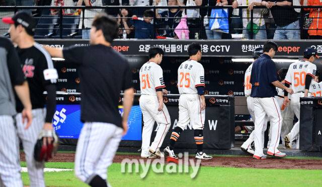 2025년 9월 27일 오후 대전 한화생명 볼파크에서 열린 '2025 신한 SOL뱅크 KBO 리그' LG 트윈스와 한화 이글스의 경기. 한화가 2-9로 패한 뒤 아쉬워하고 있다./마이데일리