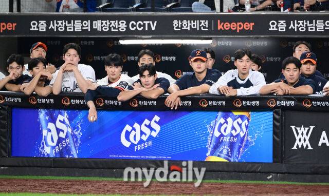 2025년 9월 27일 오후 대전 한화생명 볼파크에서 열린 '2025 신한 SOL뱅크 KBO 리그' LG 트윈스와 한화 이글스의 경기. 한화가 2-9로 패한 뒤 아쉬워하고 있다./마이데일리