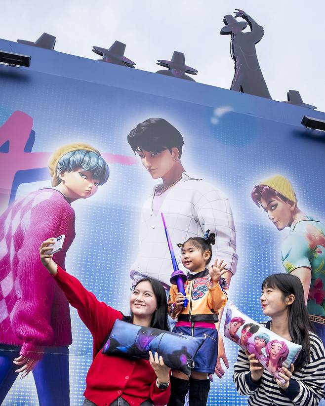 요즘 사자보이즈가 수직상승 중이다. 소다팝은 빌보드 싱글차트 1위도 넘보고 있다.