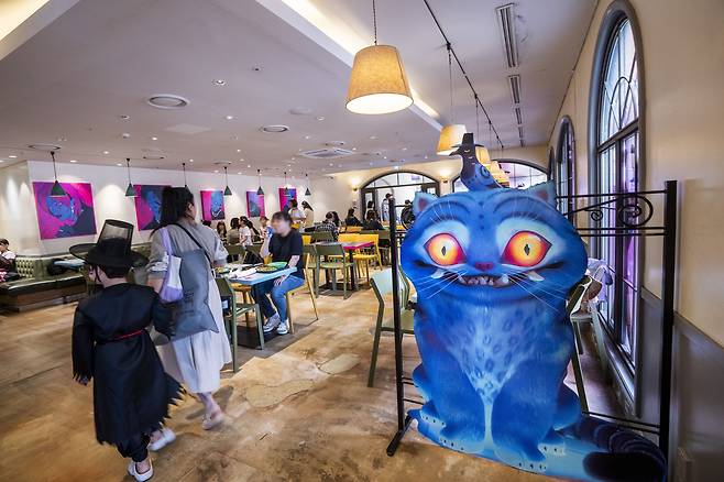 사자보이즈 테마로 변신한 스낵버스터 레스토랑