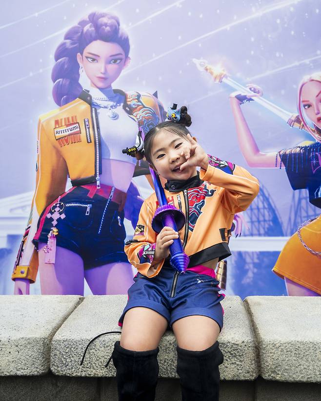 “저 루미 언니 닮았나요?” 헌트릭스 분장을 하고 케이팝 데몬 헌터스 테마존을 체험하는 아이들