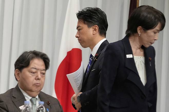 일본의 하야시 요시마사 관방장관(왼쪽), 다카이치 사나에 전 경제안보상(오른쪽), 고이즈미 신지로 농림수산상이 지난 23일(현지시간) 일본 도쿄 자민당 본부에서 열린 자민당 총재 선거 후보자 합동 기자회견에 참석하고 있다. [AP]