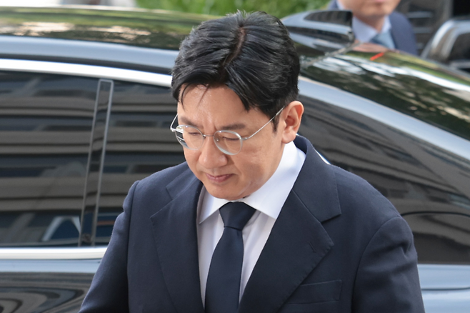 기업공개(IPO)를 앞두고 투자자들을 속여 지분을 팔게 한 의혹을 받는 방시혁 하이브 의장이 지난달 15일 서울 마포구 서울경찰청 금융범죄수사대에 피의자 신분으로 출석하고 있다. [연합]