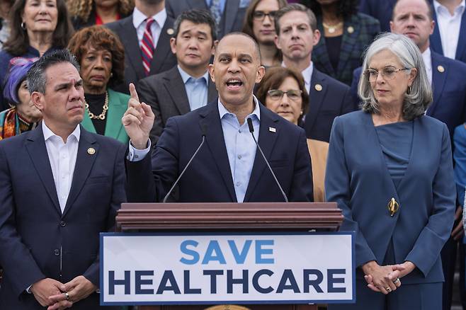 하킴 제프리스(가운데) 미국 민주당 하원 원내대표가 30일(현지시간) 워싱턴 의사당 계단에서 공화당이 정부 자금 타협의 일환으로 만료되는 메디케어 혜택의 연장을 포함해야 한다고 주장하고 있다. [AP]
