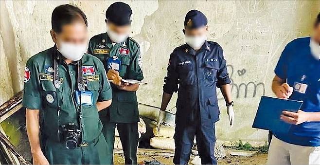 지난 8월 6일 캄보디아 캄폿주 보코 산악지대의 한 범죄단지에서 현지 수사당국 관계자들이 박 모 씨 사망 현장을 살펴보고 있다. [SNS 캡처]