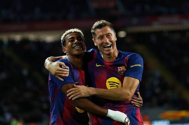 [바르셀로나=AP/뉴시스] 스페인 프로축구 프리메라리가 바르셀로나의 라민 야말(왼쪽), 로베르트 레반도프스키. 2025.09.28.