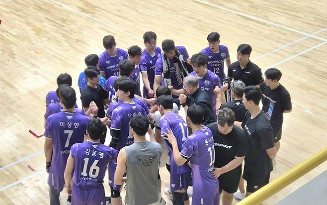 [오사카=뉴시스] 문채현 기자 = 남자배구 우리카드 선수단이 1일 일본 오사카의 사카이 체육관에서 열린 일본 남자배구 사카이 블레이저와의 연습경기 도중 승리를 다짐하고 있다. 2025.10.01. dal@newsis.com *재판매 및 DB 금지