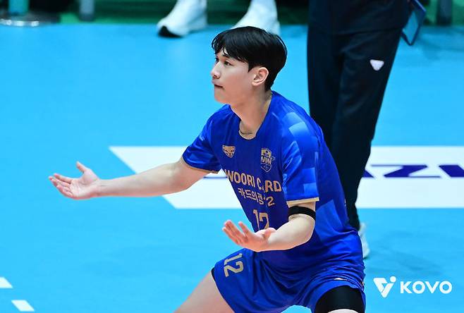 [서울=뉴시스] 남자배구 우리카드 이유빈이 16일 전남 여수 진남제육관에서 열린 2025 여수·NH농협컵 프로배구대회 한국전력과의 경기에 나서 수비를 준비하고 있다. (사진=KOVO 제공) 2025.09.16. *재판매 및 DB 금지