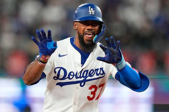 [LA=AP/뉴시스]LA 다저스의 테오스카 에르난데스가 1일(한국 시간) 미국 캘리포니아주 로스앤젤레스의 다저스타디움에서 열린 2025 내셔널리그 와일드카드 1차전 신시내티 레즈와의 경기에 5번 타자 우익수로 선발 출전해 3회 3점포를 날린 뒤 기뻐하고 있다. 2025.10.01