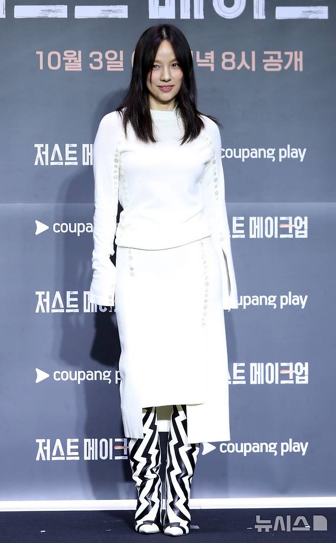 [서울=뉴시스] 김혜진 기자 = 가수 이효리가 1일 오후 서울 광진구 풀만 앰버서더 서울 이스트폴에서 열린 쿠팡플레이 새 예능 프로그램 '저스트 메이크업' 제작발표회에서 포즈를 취하고 있다. 2025.10.01. jini@newsis.com