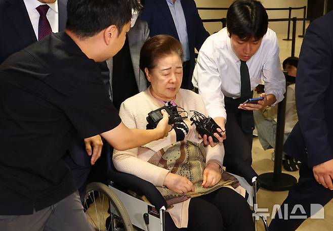 [서울=뉴시스] 황준선 기자 = 한학자 통일교 총재가 17일 오후 서울 종로구 KT광화문빌딩 웨스트에 마련된 김건희 특검 사무실에서 피의자 신분으로 조사를 마친 뒤 귀가하고 있다. 2025.09.17. hwang@newsis.com