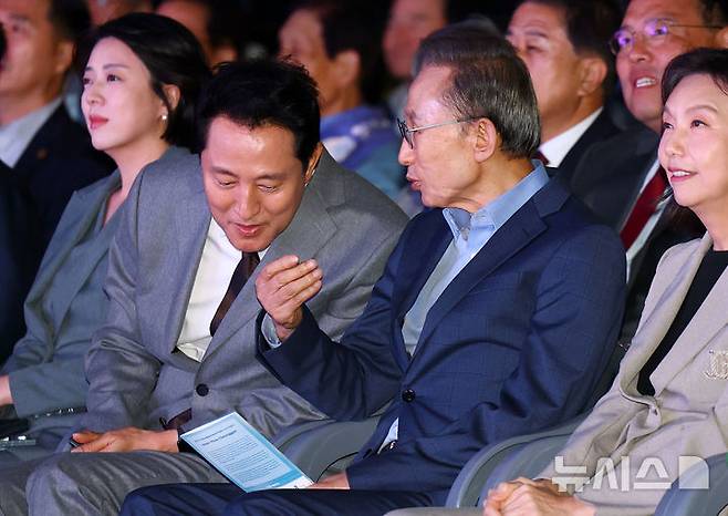 [서울=뉴시스] 박주성 기자 = 1일 오후 서울 청계광장에서 열린 청계천 복원 20주년 행사에서 오세훈 시장과 이명박 전 대통령이 대화를 나누고 있다. 2025.10.01. park7691@newsis.com