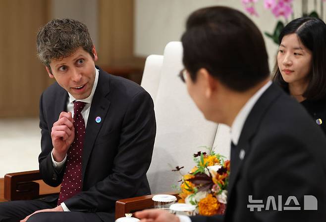 [서울=뉴시스] 고범준 기자 = 샘 알트만 오픈AI 대표가 1일 서울 용산 대통령실 청사를 방문해 이재명 대통령과 대화하고 있다. (대통령실통신사진기자단) 2025.10.01. bjko@newsis.com