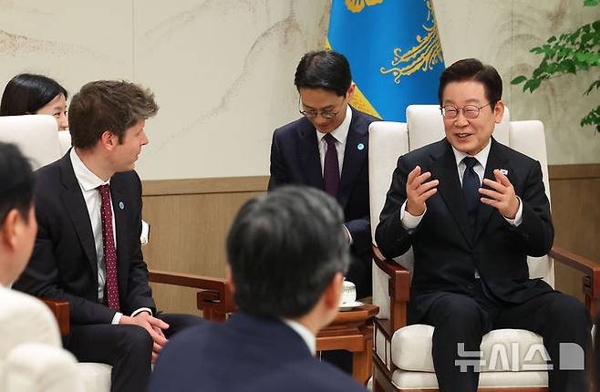 [서울=뉴시스] 고범준 기자 = 이재명 대통령이 1일 서울 용산 대통령실 청사에서 샘 알트만 오픈AI 대표를 접견하고 있다. (대통령실통신사진기자단) 2025.10.01. bjko@newsis.com