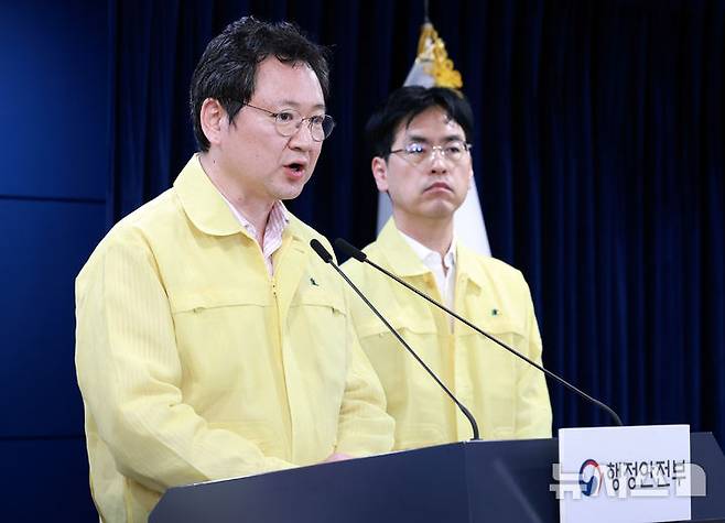 [서울=뉴시스] 이영환 기자 = 이재용 국가정보자원관리원장이 지난달 27일 오전 서울 종로구 정부서울청사에서 열린 국가정보자원관리원 화재 관련 브리핑에 참석해 기자들의 질문에 답하고 있다. 2025.09.27. 20hwan@newsis.com