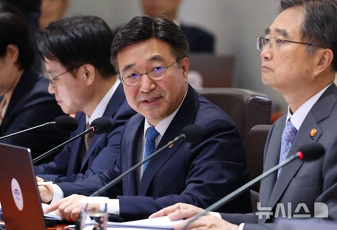 [서울=뉴시스] 고범준 기자 = 윤호중 행정안전부 장관이 30일 서울 용산 대통령실 청사에서 열린 제44회 국무회의에서 발언하고 있다. (대통령실통신사진기자단) 2025.09.30. bjko@newsis.com