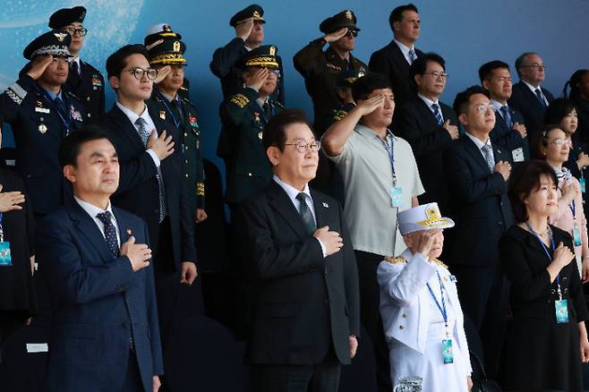 이재명 대통령이 1일 충남 계룡대 대연병장에서 열린 건군 77주년 국군의 날 기념행사에서 국기에 경례하고 있다. 연합뉴스
